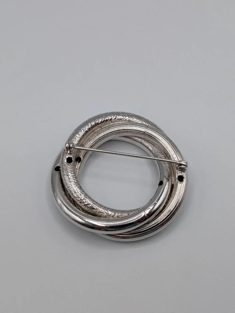 Vintage 1980s Silver Tone Interlocking Love Knot Wreath Brooch Pin 1.75 Inch